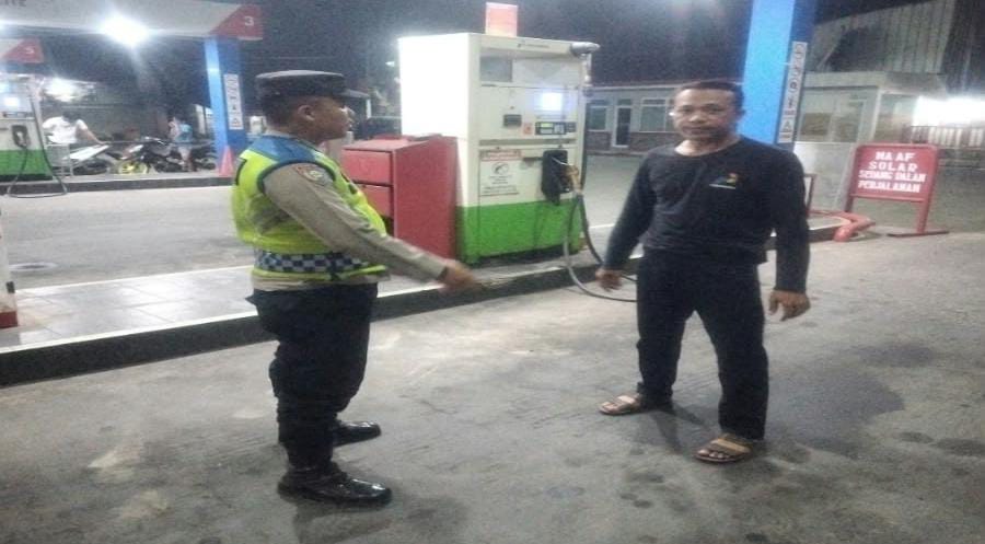 Bhabinkamtibmas Ikut Serta Dalam Giat Ronda Bersama Warga