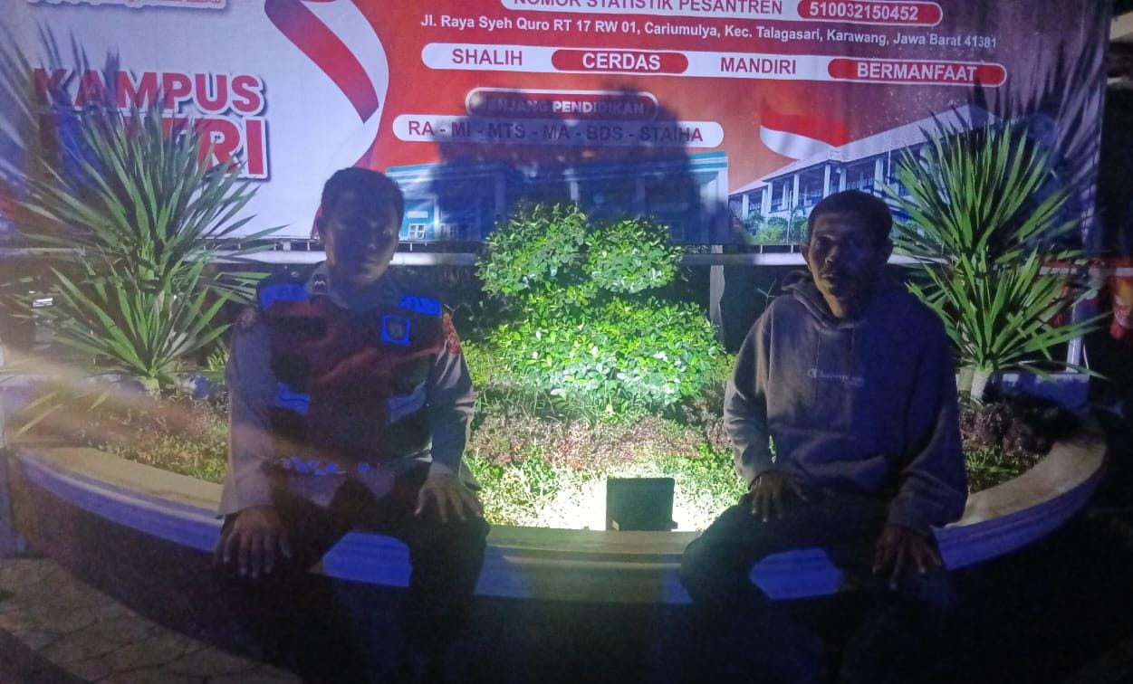 Bhabinkamtibmas Polsek Telagasari Pastikan Lingkungan Kondusif Melalui Giat Siskamling
