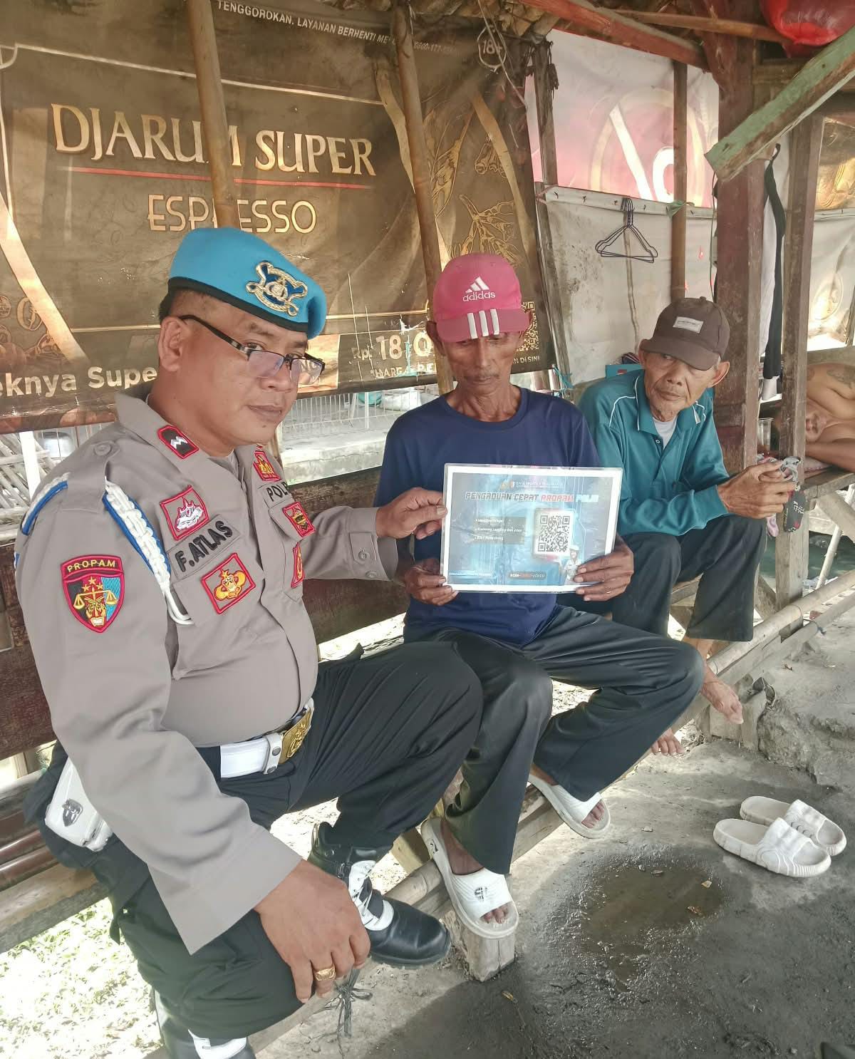Polsek Banyusari Melaksanakan Giat Sosialisasi QR Barcode ke Masyarakat Pengaduan ke Divisi Propam Polri Bidpropam Polda Jabar