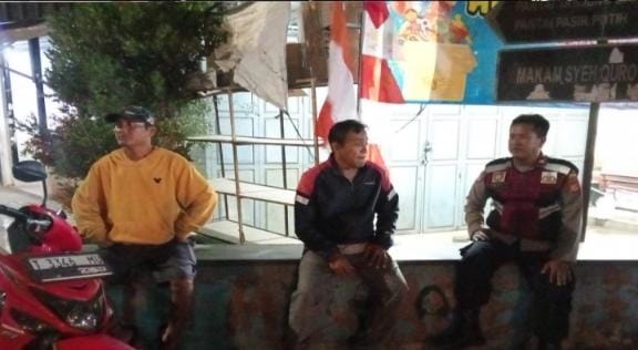 Bhabinkamtibmas Polsek Telagasari Bina Warga Dalam Giat Siskamling