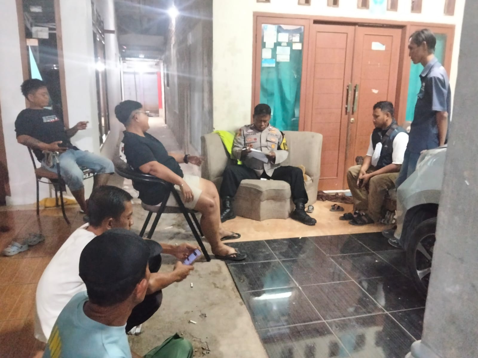 ‎Patroli Malam Polsek Klari Sapa Warga Desa Cibalongsari, Sampaikan Pesan Kamtibmas