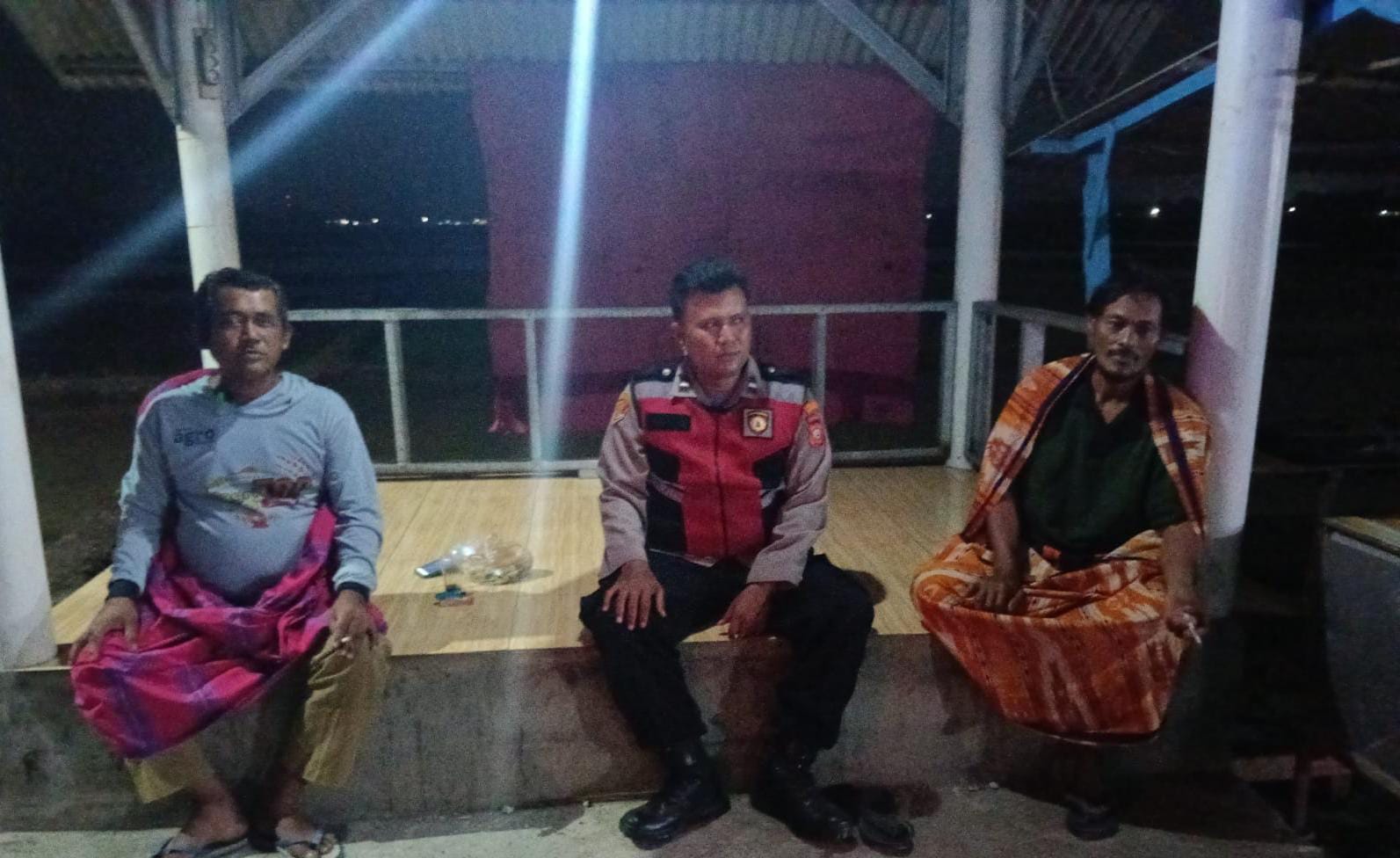 Sigap Jaga Keamanan, Bhabinkamtibmas Polsek Telagasari Ajak Warga Ronda Bersama