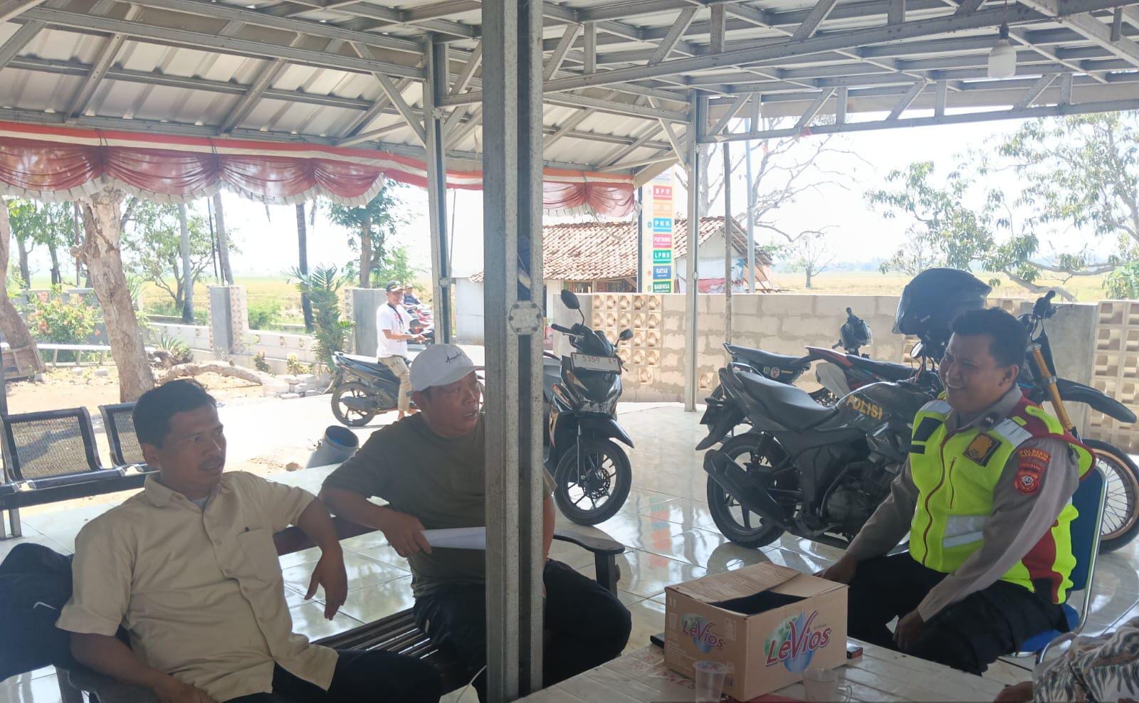 Antisipasi Gukamtibmas, Bhabinkamtibmas Polsek Telagasari Sebar Layanan Pengaduan 110