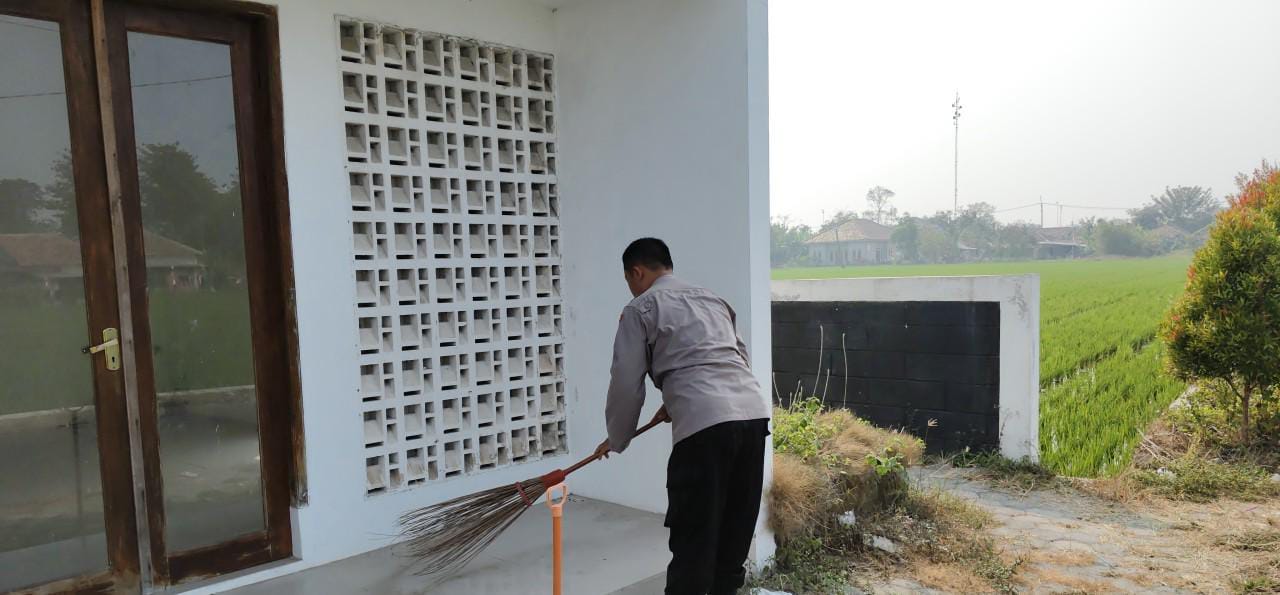 Kapolsek Banyusari dan Anggota Polsek Banyusari Melaksanakan Kerja Bakti Membersihkan Tempat Ibadah