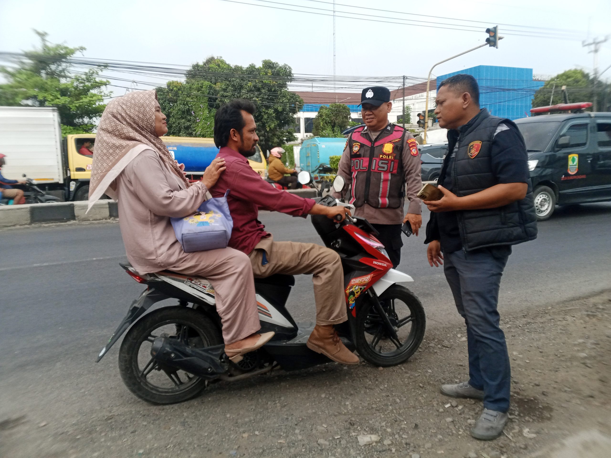 Personil Polsek Klari Polresta Karawang Berikan Teguran Humanis Kepada Pelanggar Lalu Lintas