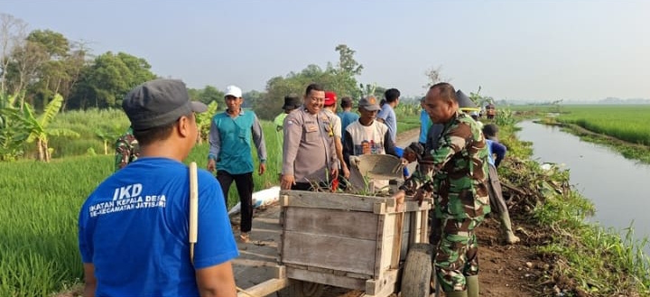 TNI, Polri, dan Masyarakat Perkuat Sinergitas Lewat Gotong Royong Perbaikan Jalan di Desa Kalijati