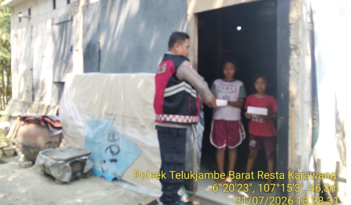 Polsek Telukjambe Barat Gelar Jumat Berkah, Bagikan Nasi Box Gratis kepada Warga