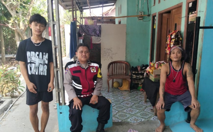 Polsek Telukjambe Barat Edukasi Terkait Bahaya Kenakalan Remaja Ke Warga Dusun Calung