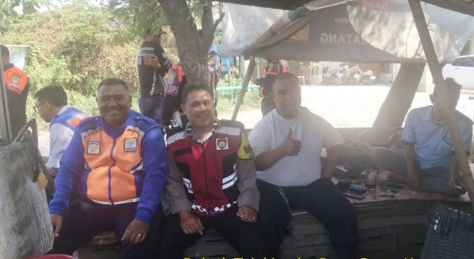 Pelayanan Prima Polsek Telukjambe Barat Berikan Nomor Layanan Pengaduan Kepolisian Ke Warga Dusun Badami