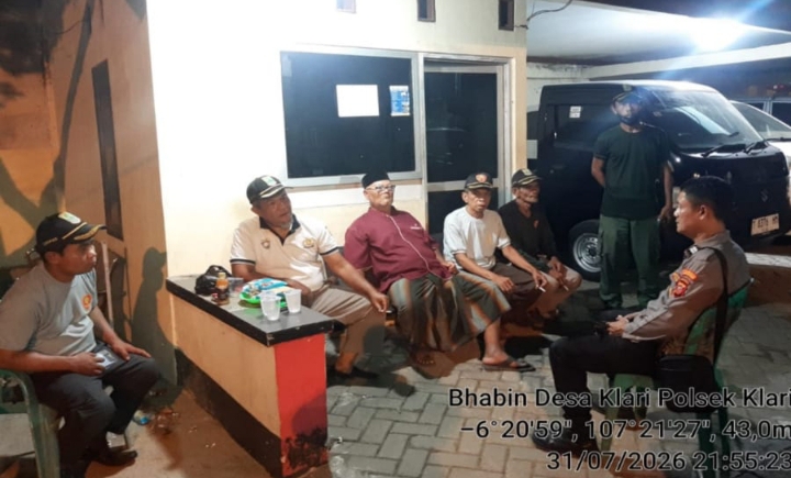 Patroli Malam, Bhabinkamtibmas Polsek Klari Sambangi Anggota Linmas di Kantor Desa Klari untuk Perkuat Kamtibmas ‎
