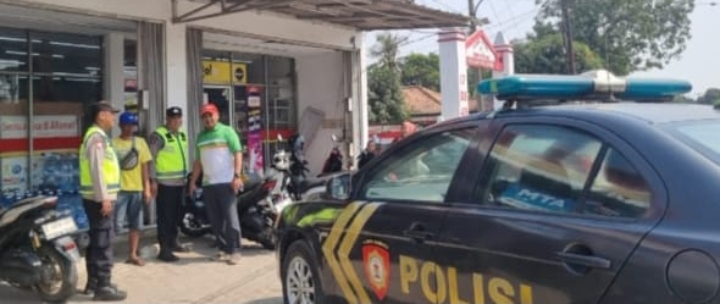 Personel Samapta Polsek Jatisari Patroli Siang, Sambangi Juru Parkir Alfamart