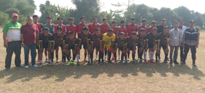 BHABINKAMTIBMAS POLSEK JATISARI LAKSANAKAN PENGAMANAN PERTANDINGAN SEPAK BOLA DI DESA BINAAN