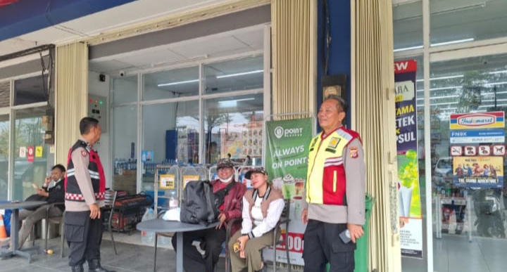 Patroli Dialogis Polsek Telukjambe Barat, Himbau Kamtibmas Ke Pengunjung Indomart