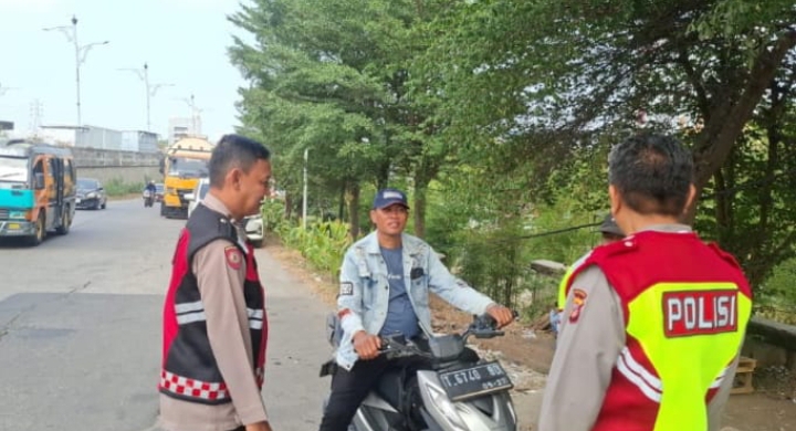 Patroli Polsek Telukjambe Barat Sambangi Warga Sampaikan Pesan Pesan Kamtibmas