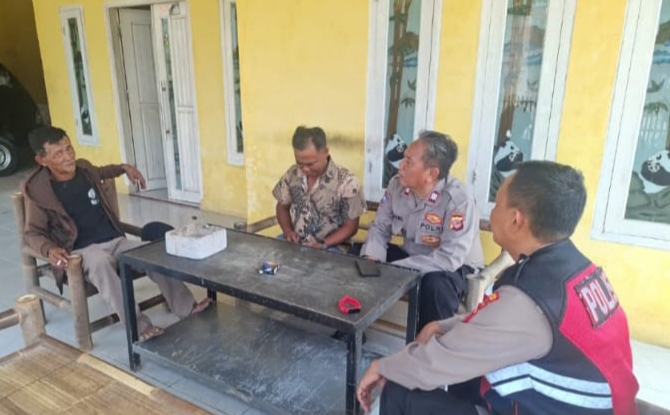 Polsek Telukjambe Barat Berikan Nomor Layanan Pengaduan Kepolisian Ke Warga Dusun Kobakbiru