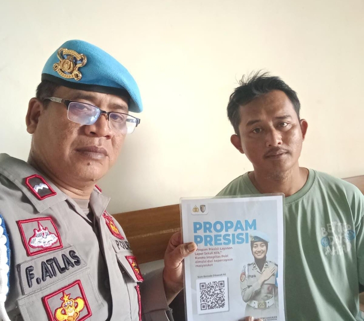 Polsek Banyusari Melaksanakan Giat Sosialisasi QR Barcode ke Masyarakat Pengaduan ke Divisi Propam Polri Bidpropam Polda Jabar