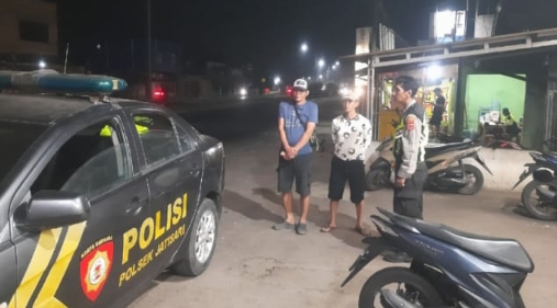 Personil Samapta Polsek Jatisari Himbauan Kamtibmas Ke Warga di Pasar Jatisari