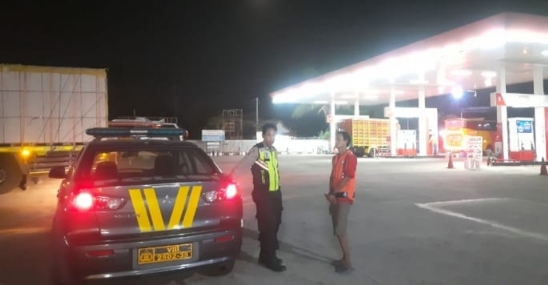 Pastikan SPBU Sukamaju Aman, Polsek Jatisari Lakukan Patroli KRYD Malam