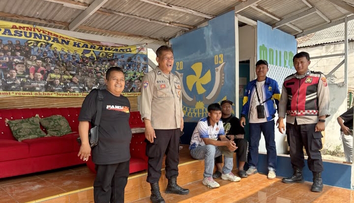 Polsek Telukjambe Barat Lakukan Patroli dialogis, Sambangi Warga Sampaikan Pesan Kamtibmas