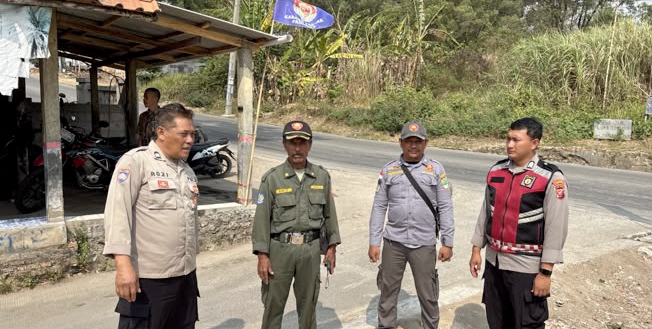 Perkuat Kamtibmas, Personil Polsek Telukjambe Barat Sambangi Anggota Linmas