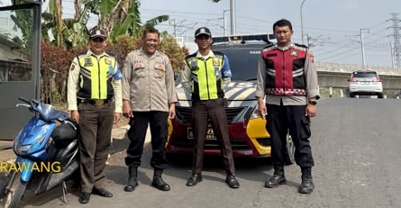 Personil Polsek Telukjambe Barat Sambangi Security Stasiun KCIC