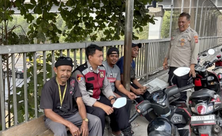 Pelayanan Prima Polsek Telukjambe Barat Berikan Nomor Layanan Pengaduan Kepolisian Ke Warga Di Pangkalan Ojeg