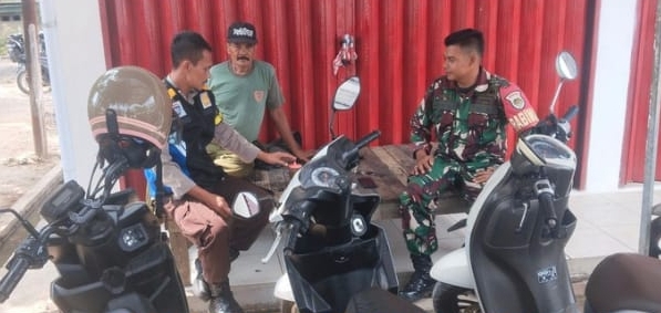 Perkuat Kamtibmas, Bhabinkamtibmas Polsek Jatisari bersama Babinsa Sambangi Anggota Linmas