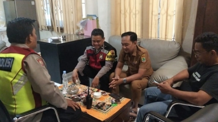 Personil Polsek Telukjambe Barat Sambangi Kantor Desa Jaga Silaturahmi Dengan Perangkat Desa