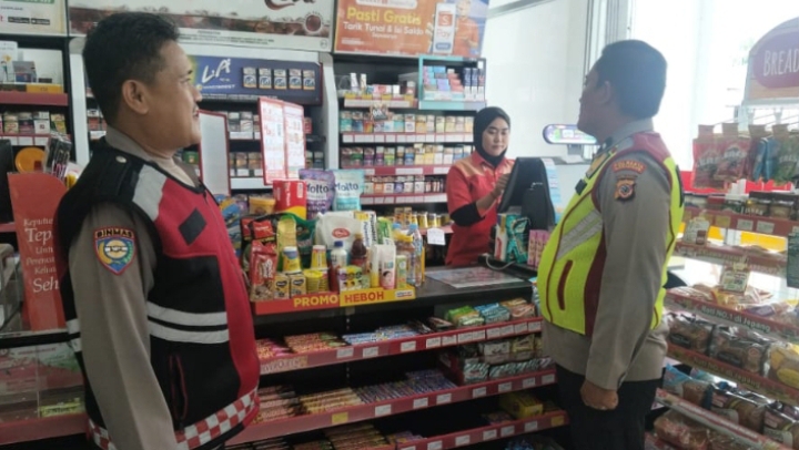 Personil Polsek Telukjambe Barat, Patroli Dialogis Sampaikan Himbau Kamtibmas Ke Karyawan Alfamart