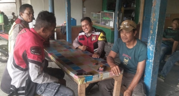 Personil Polsek Telukjambe Barat Himbau Waspada TPPO Ke Warga Dusun Kiarajaya 