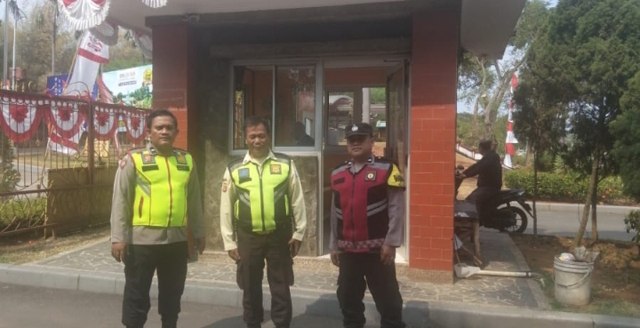 Personil Polsek Telukjambe Barat Sambangi Security Taman Kenangan Lestari