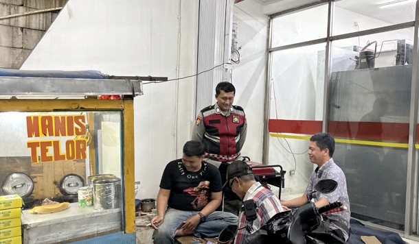 Personil Polsek Telukjambe Barat Patroli Sapa Warga, Sampaikan Himbauan Kamtibmas