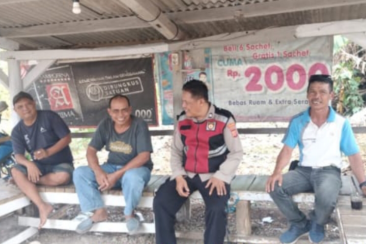 Personil Polsek Telukjambe Barat Sapa Warga Ingatkan para Orangtua Awasi Pergaulan Anak