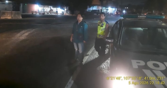 Polsek Jatisari Lakukan Patroli KRYD Malam, Sasaran Pertigaan Jalan Raya Cikalong