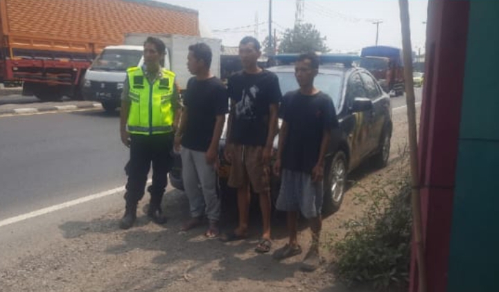 Personil Polsek Jatisari Melaksanakan Patroli Sapa Warga ‎