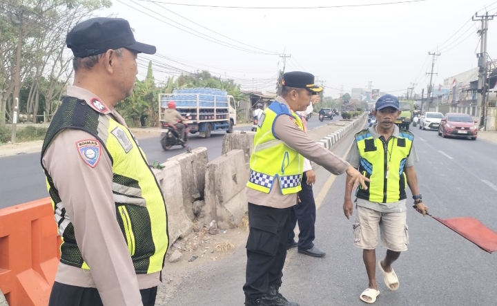 Kapolsek Klari bersama Anggota Giat Sapa Warga dengan Cara Pengaturan Lalu Lintas Demi Keselamatan Masyarakat