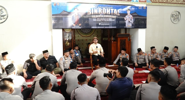 Kapolresta dan Seluruh Jajaran Polresta Karawang Ikuti Pengajian Binrohtal di Masjid Miftahul Hidayah