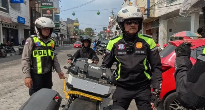Satlantas Polresta Karawang Sigap Bantu Pengendara yang Alami Motor Mogok, Derek Motor ke SPBU Terdekat