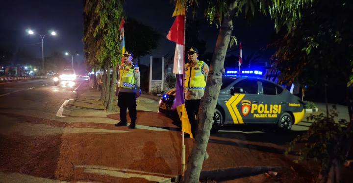 Kapolsek Klari Melaksanakan Patroli Malam, Sapa Warga di Perbatasan Kecamatan Klari dan Kecamatan Purwasari