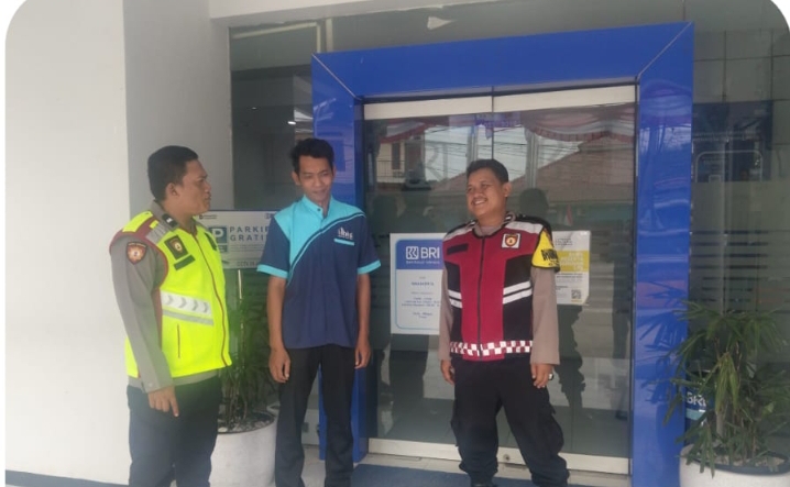 Sambang ke Bank BRI Unit Wanakerta, Anggota Polsek Telukjambe Barat Perkuat Sinergi dan Keamanan Lingkungan Perbankan