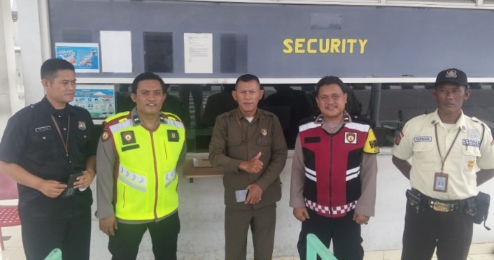Pastikan PT. TAMM Kondusif, Personil Polsek Telukjambe Barat Lakukan Patroli Sapa Warga ‎