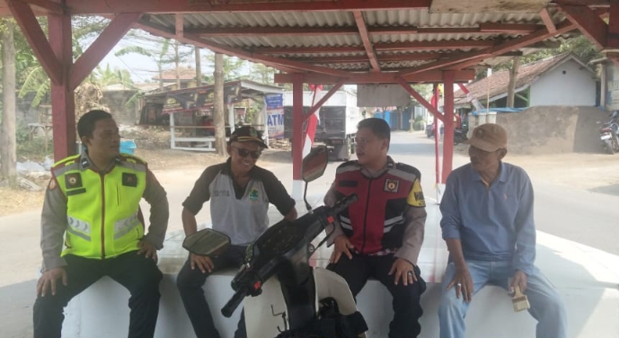 Personil Polsek Telukjambe Barat Sapa Warga Kaligandu, Ingatkan Orangtua Perhatikan Pergaulan Anak