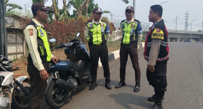 Personil Polsek Telukjambe Barat Lakukan Patroli, Sambangi Security Woos