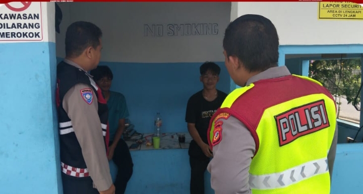 Personil Polsek Telukjambe Barat Sosialisasi Dampak dari TPPO Ke Warga Jatikarya ‎