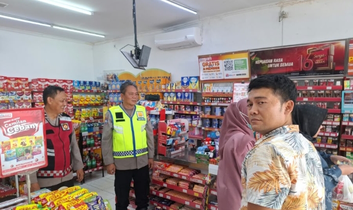 Personil Polsek Telukjambe Barat, Patroli Dialogis Sapa Warga Sampaikan Himbau Kamtibmas di Alfamart