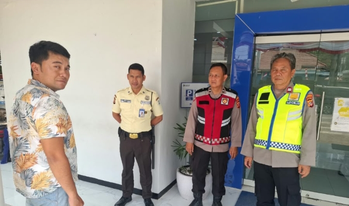 Sambangi Bank BRI Unit Kobakbiru, Personil Polsek Telukjambe Barat Perkuat Sinergi dan Keamanan Lingkungan Perbankan 