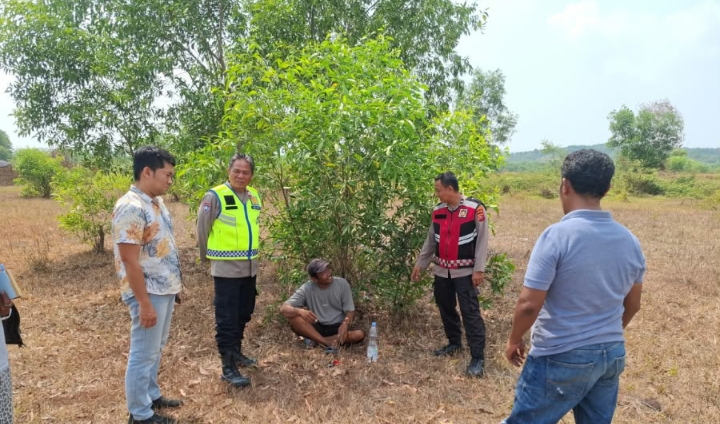 Polsek Telukjambe Barat Berikan Nomor Layanan Pengaduan Kepolisian Ke Warga Dusun Ciketing