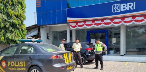 Sambangi Bank BRI Unit Jatisari, Personil Polsek Jatisari Perkuat Sinergi dan Keamanan Perbankan