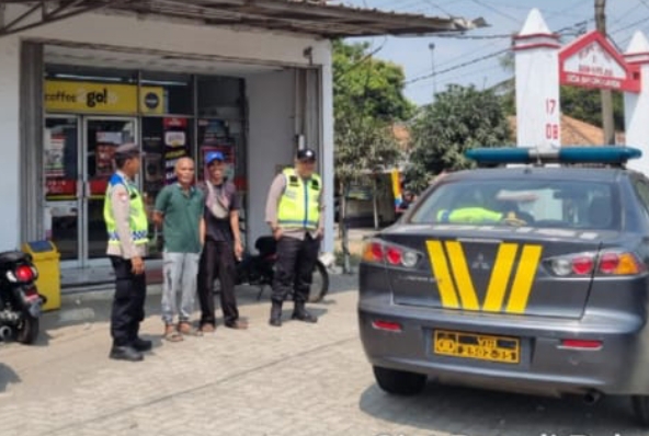 Personil Polsek Jatisari, Patroli Sapa Warga Sampaikan Himbau Kamtibmas di Alfamart Balonggandu