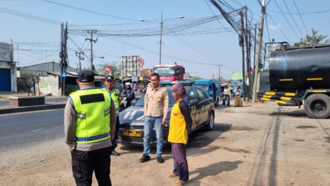 Personel Polsek Jatisari Patroli Sapa Warga di Pertigaan Perum Bumi Cikampek Baru ‎